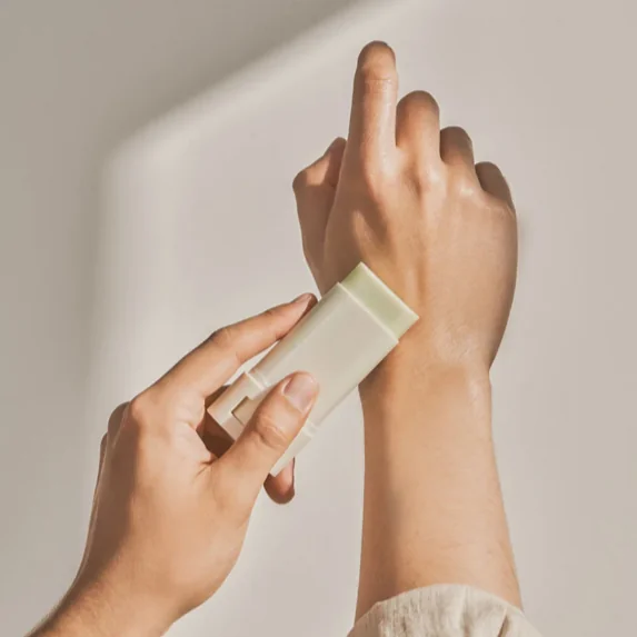 Стик солнцезащитный | Beauty of Joseon Matte sun stick: Mugwort+Camilia 18 g - фото 4