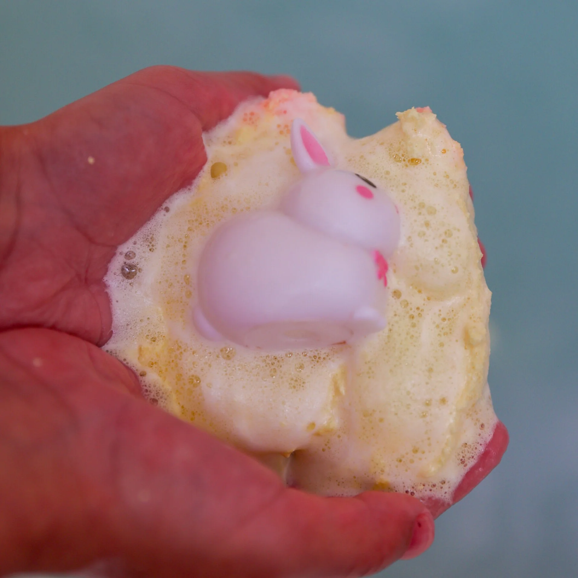 Бомба для ванны "Малыш Кролик" с игрушкой внутри 200 гр